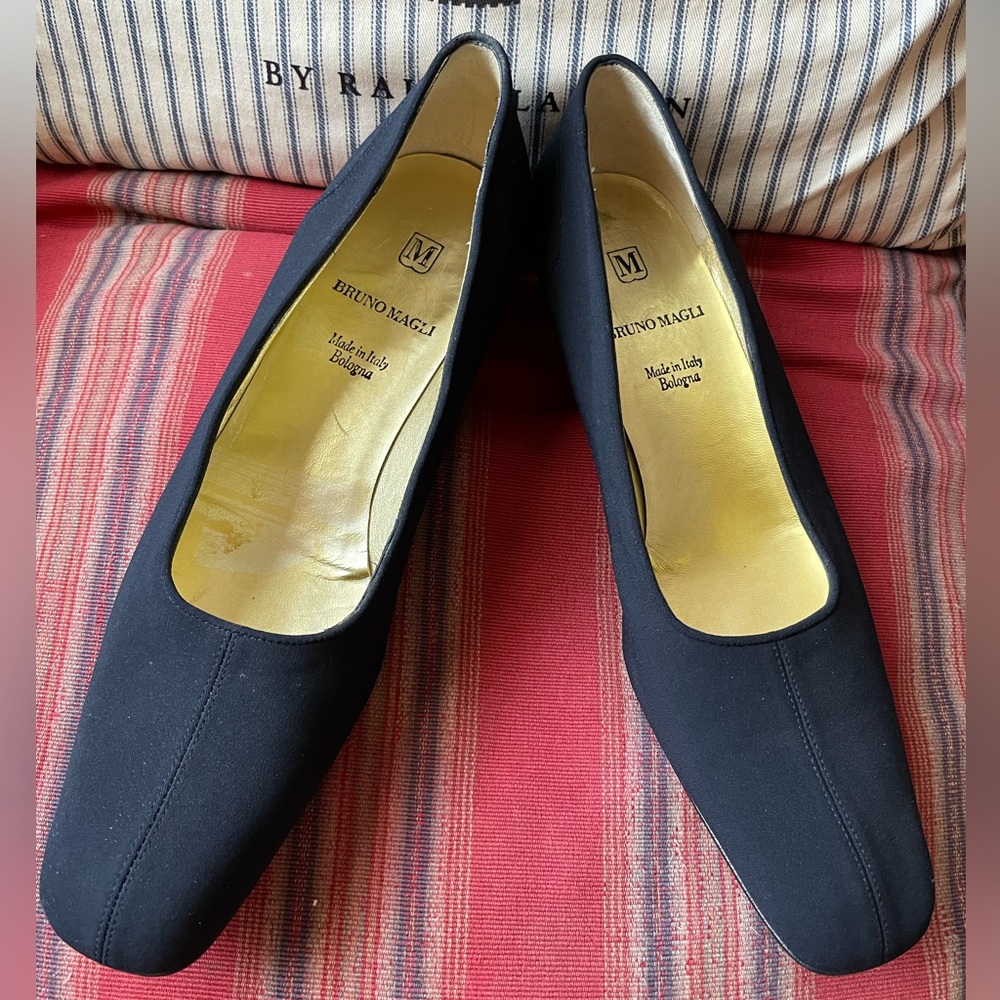 BRUNO MAGLI Made in Italy Square Toe Low Satin Pump in Midnight Navy 8 AA NWOB